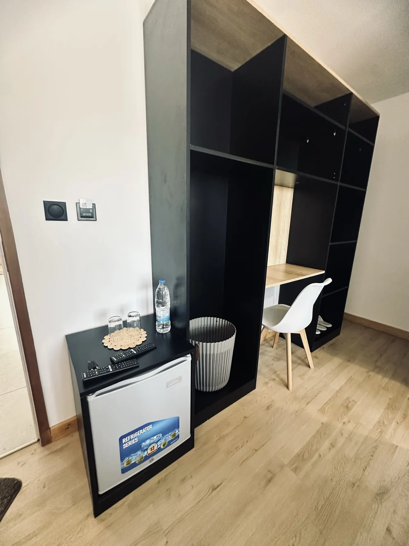 AM Résidence — le bureau et le minibar