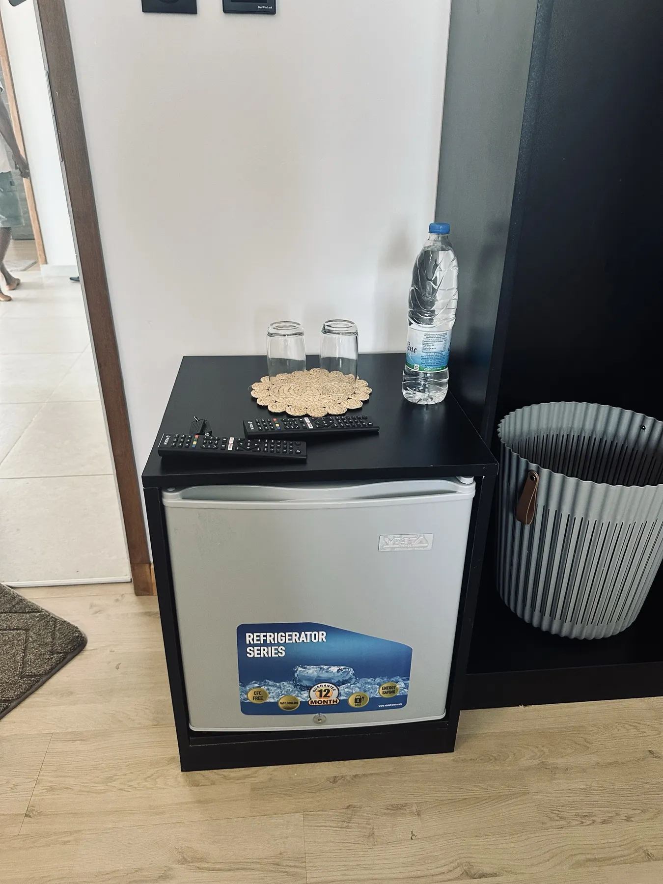 AM Résidence — le minibar et l'eau offerte