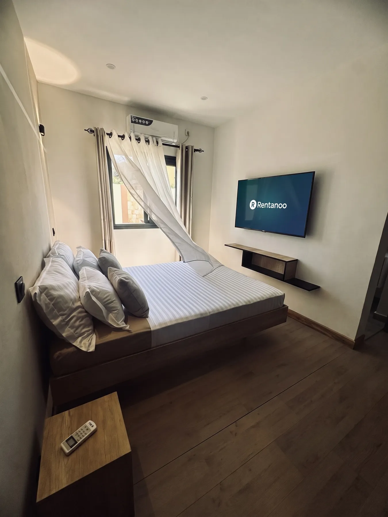 AM Résidence — chambre double, le lit et la TV