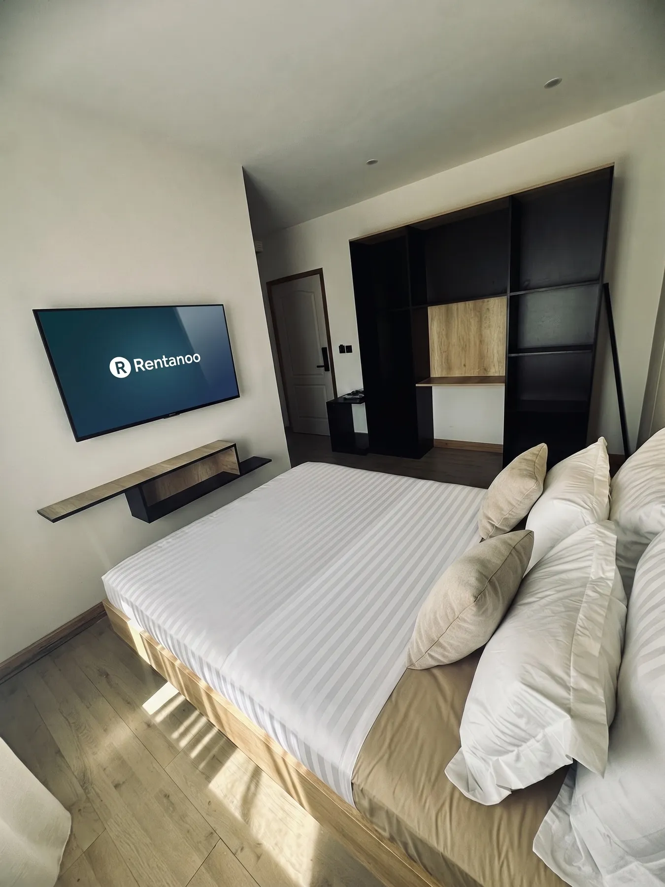 AM Résidence — la chambre, la TV et le grand dressing