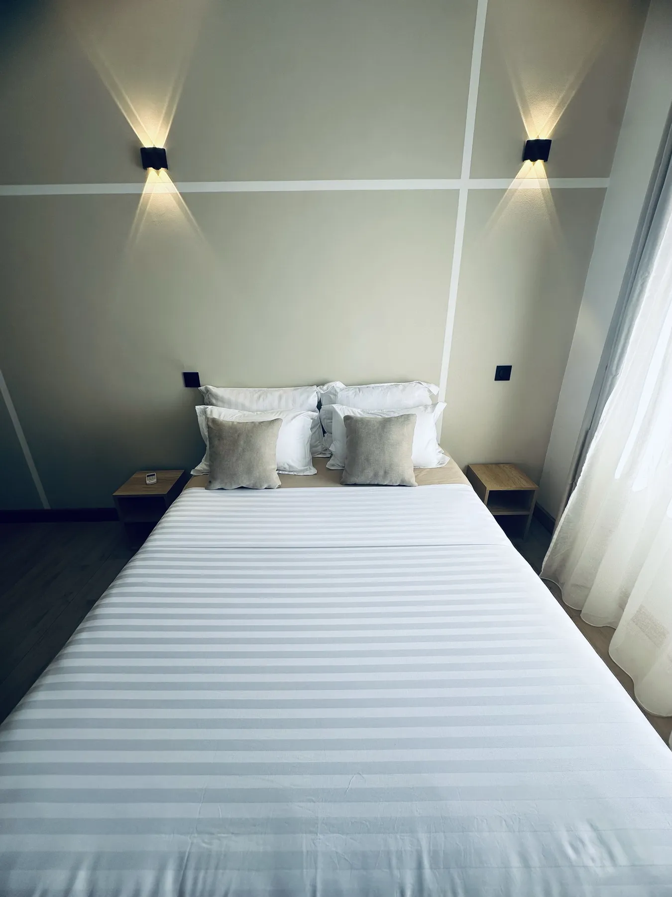 AM Résidence — le lit double et les appliques
