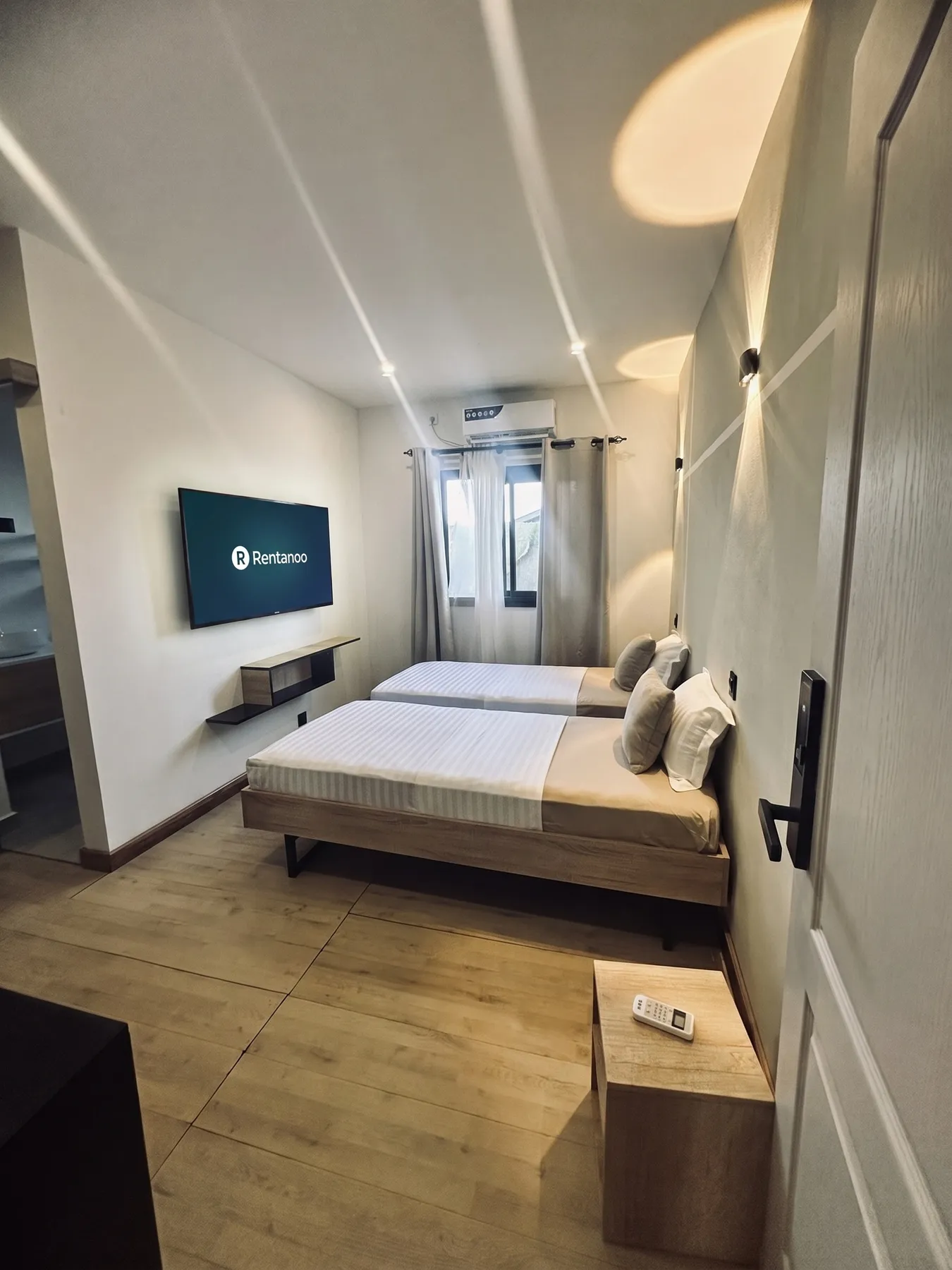 AM Résidence — chambre simple depuis l'entrée