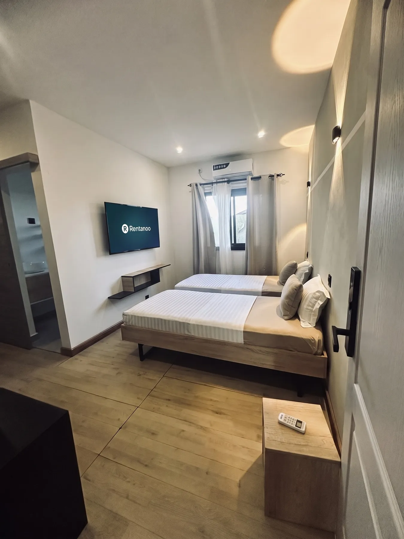 AM Résidence — chambre simple depuis l'entrée