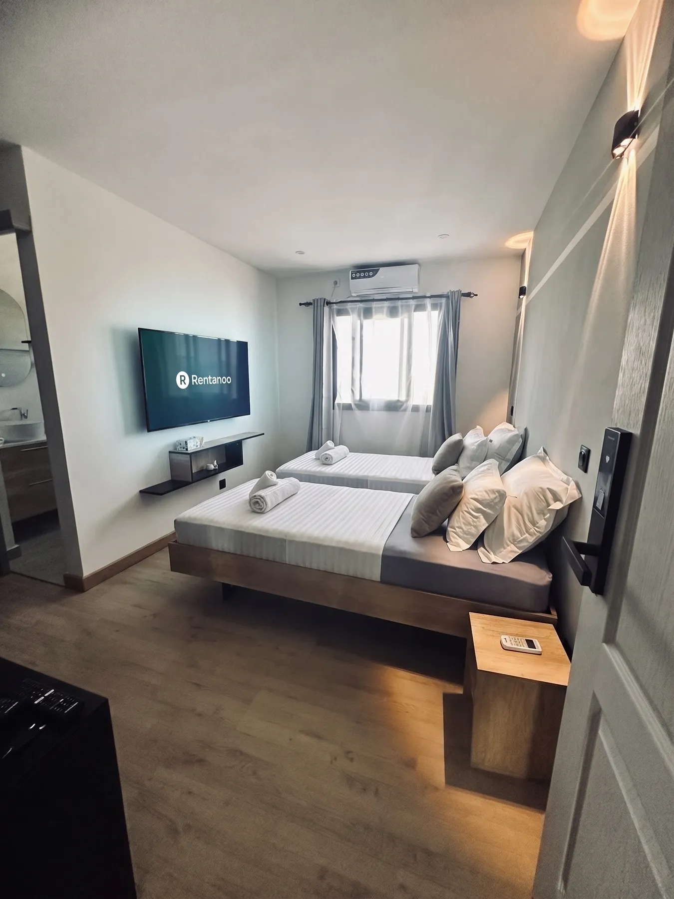 AM Résidence — chambre simple, la TV et la fenêtre