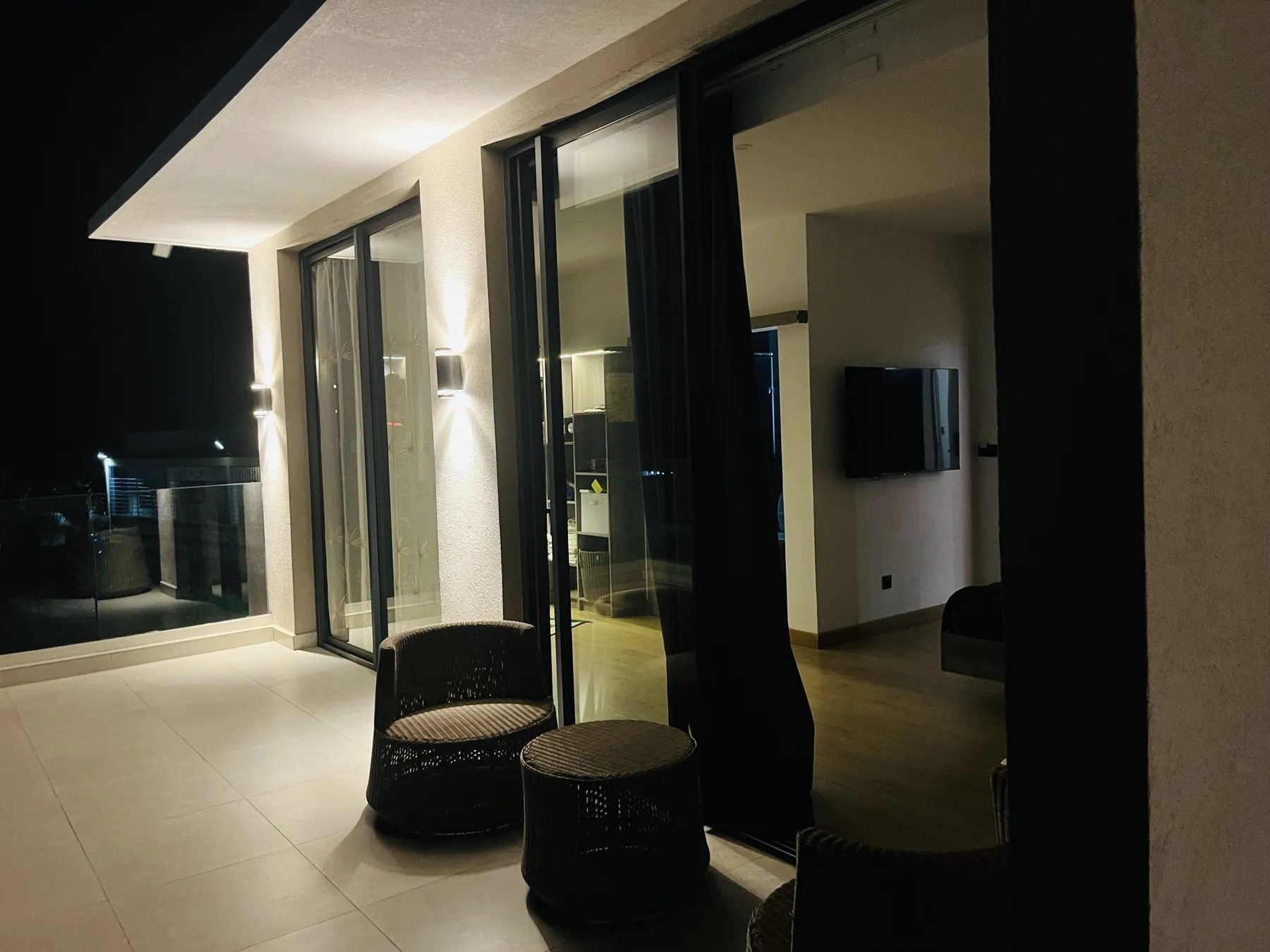 AM Résidence — le salon extérieur le soir