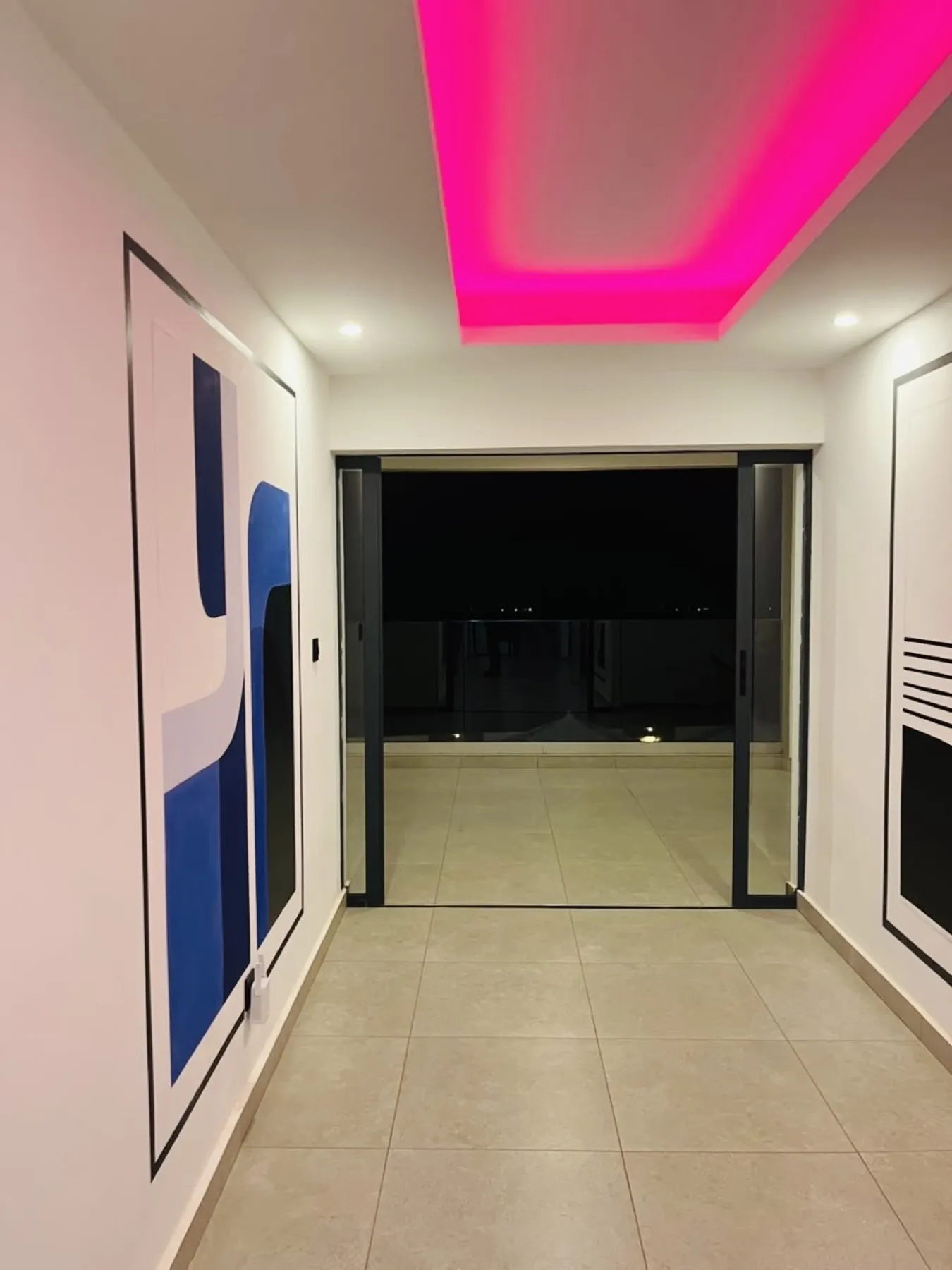 AM Résidence — le couloir et sa décoration le soir