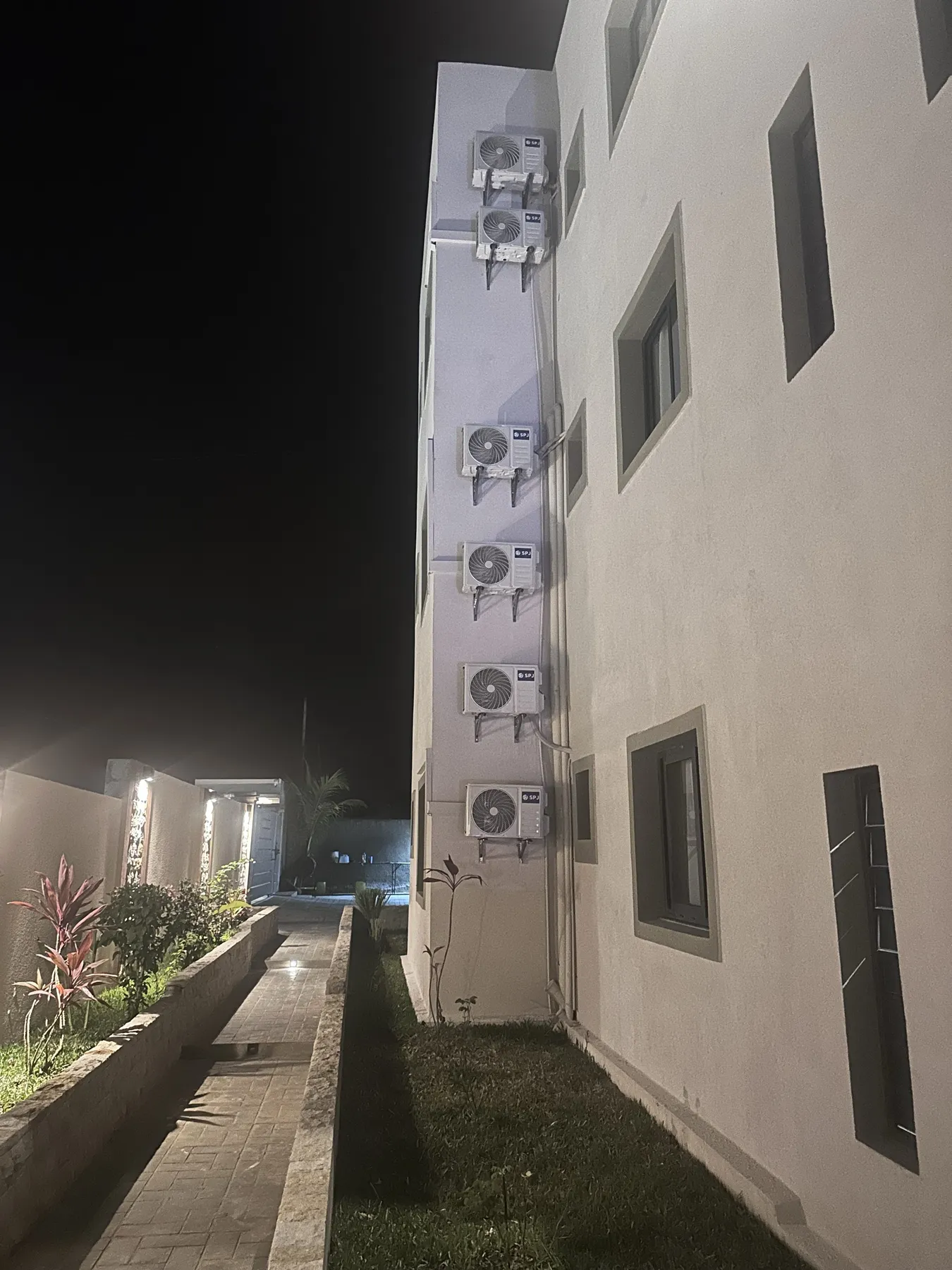 AM Résidence — la façade de nuit