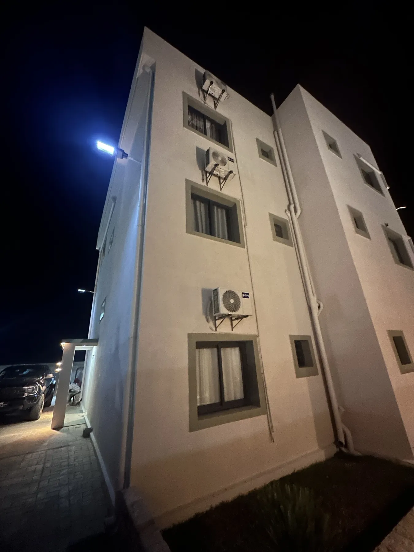 AM Résidence — la façade de l'hôtel le soir