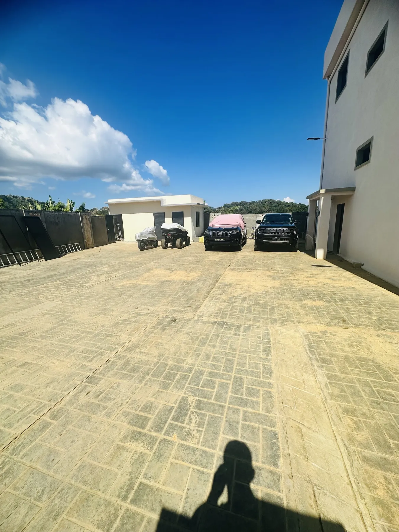 AM Résidence — le parking dans l'enceinte