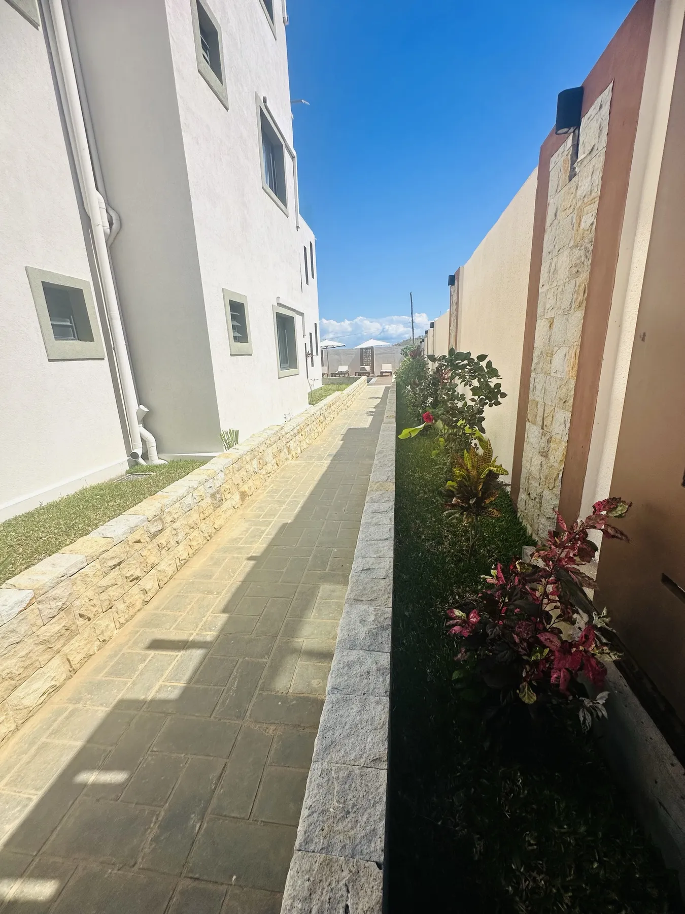 AM Résidence — l'allée le long de l'hôtel