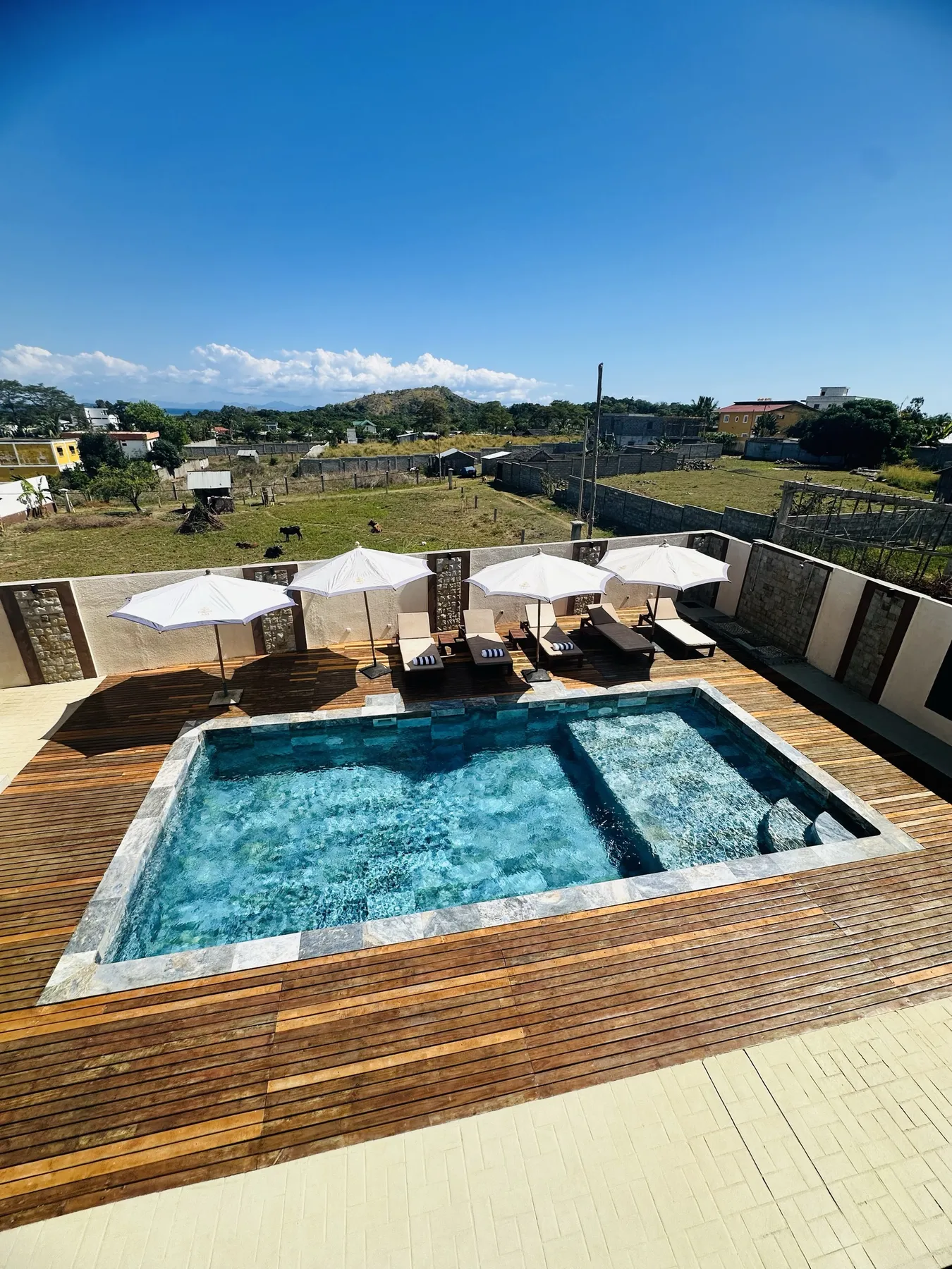 AM Résidence — la piscine et la vue sur la campagne