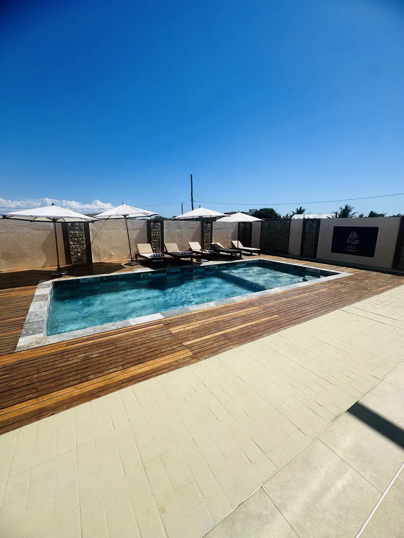 AM Résidence — les transats au bord de la piscine