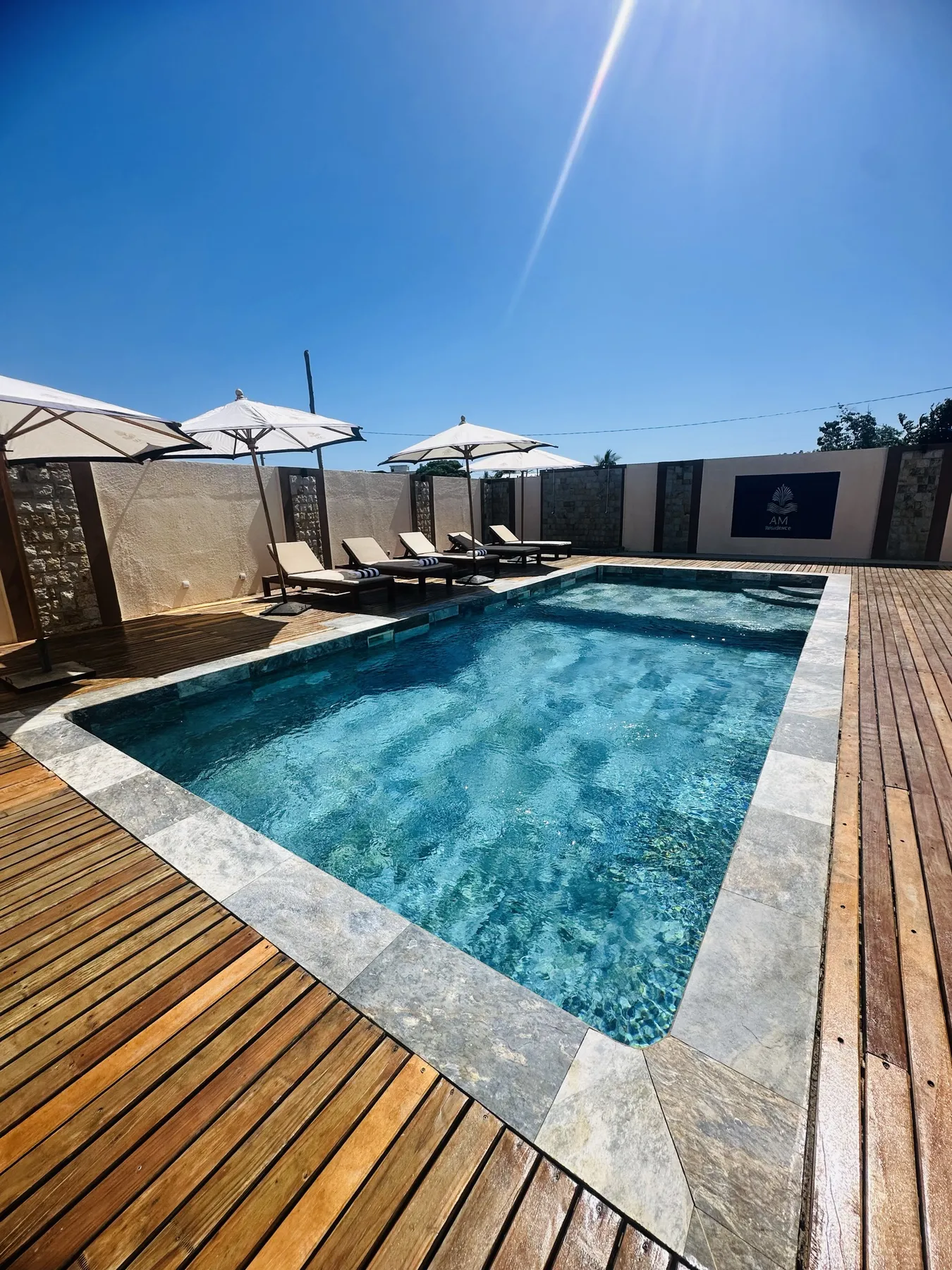 AM Résidence — la piscine et son deck en bois