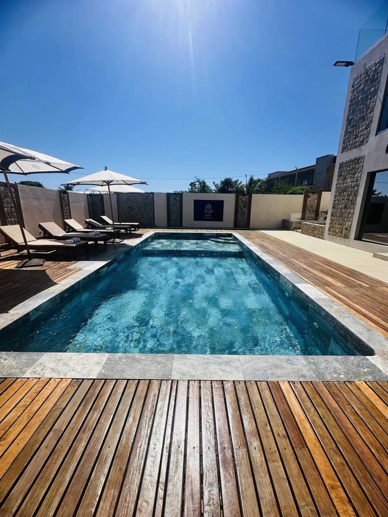 AM Résidence — la piscine en journée
