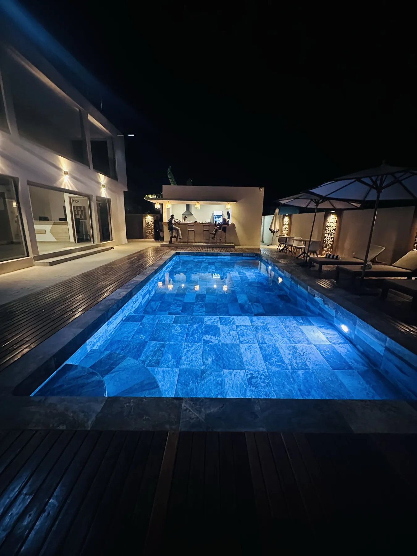 AM Résidence — la piscine illuminée le soir