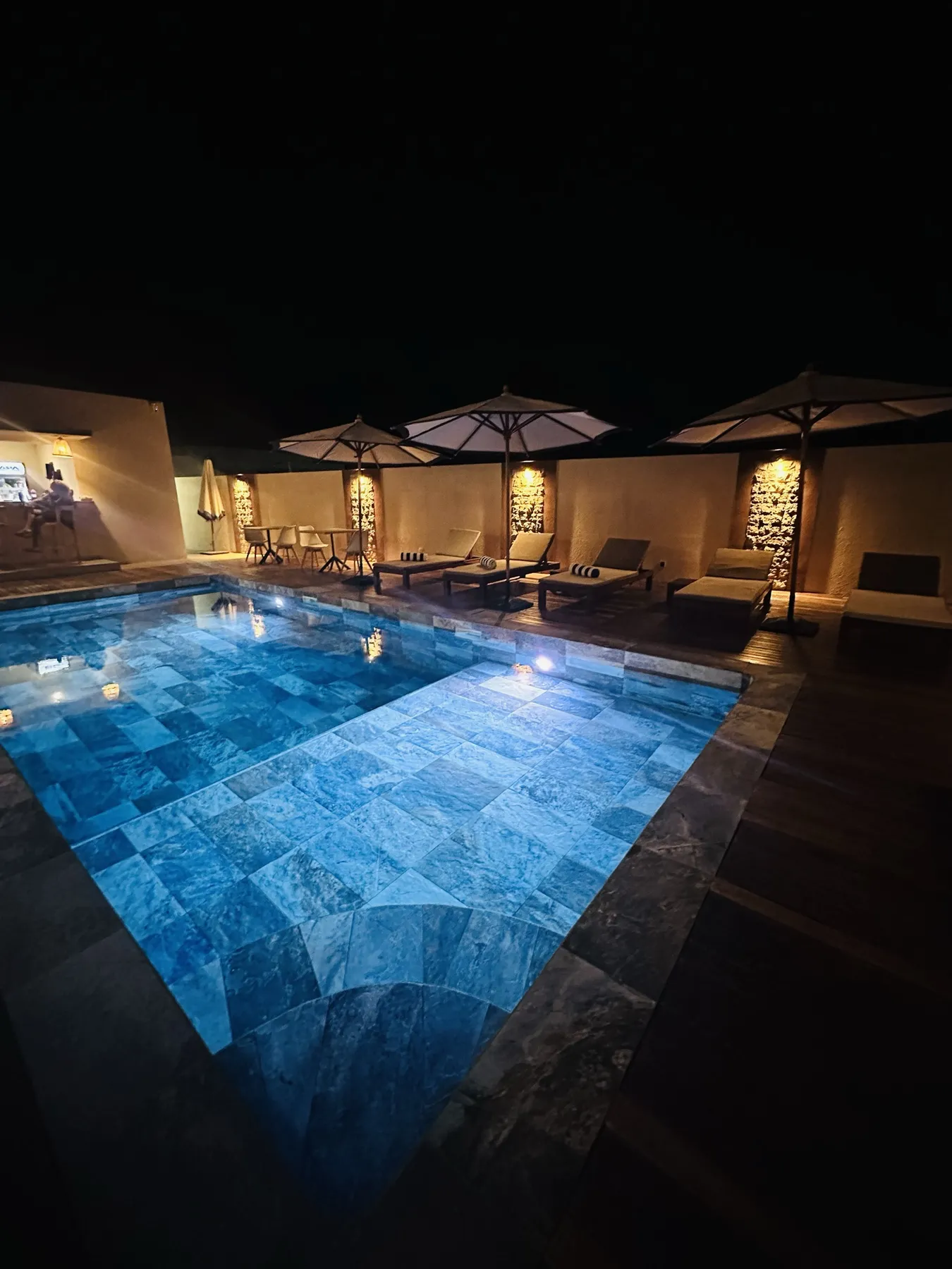 AM Résidence — la piscine illuminée