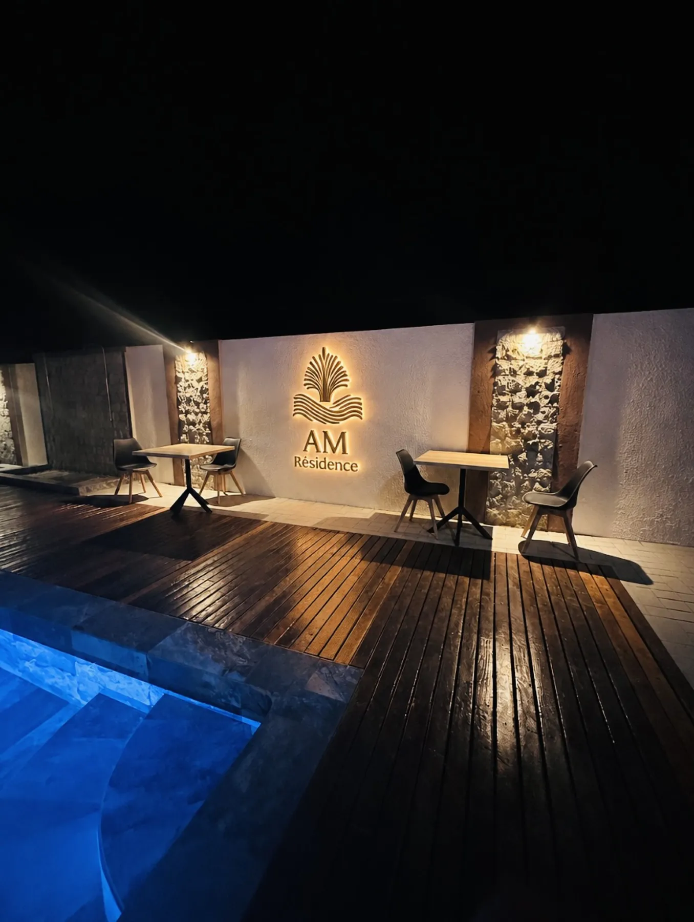 AM Résidence — le coin détente et le logo de l'hôtel