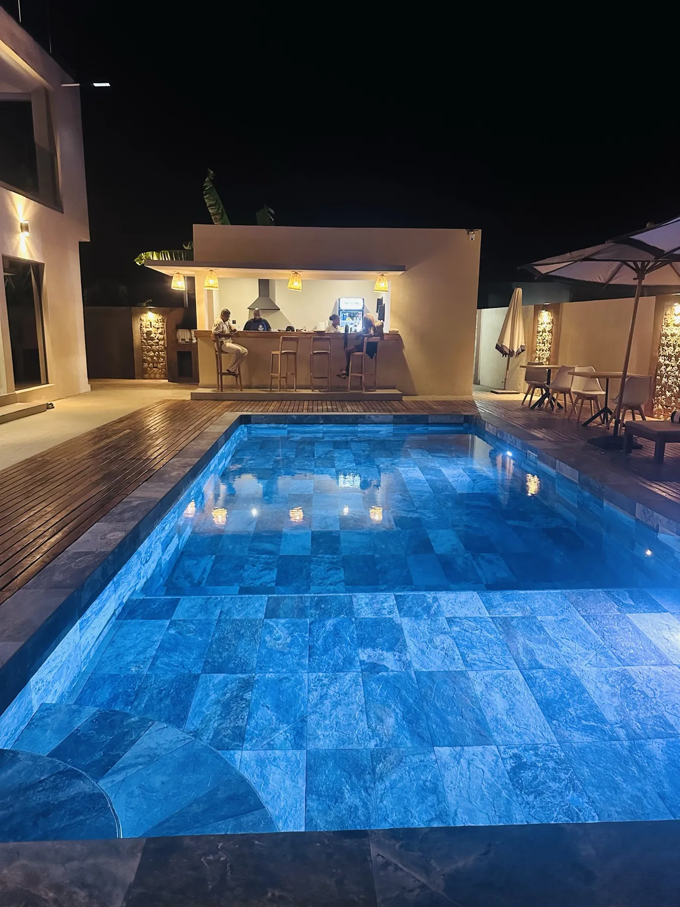 AM Résidence — le bar au bout de la piscine
