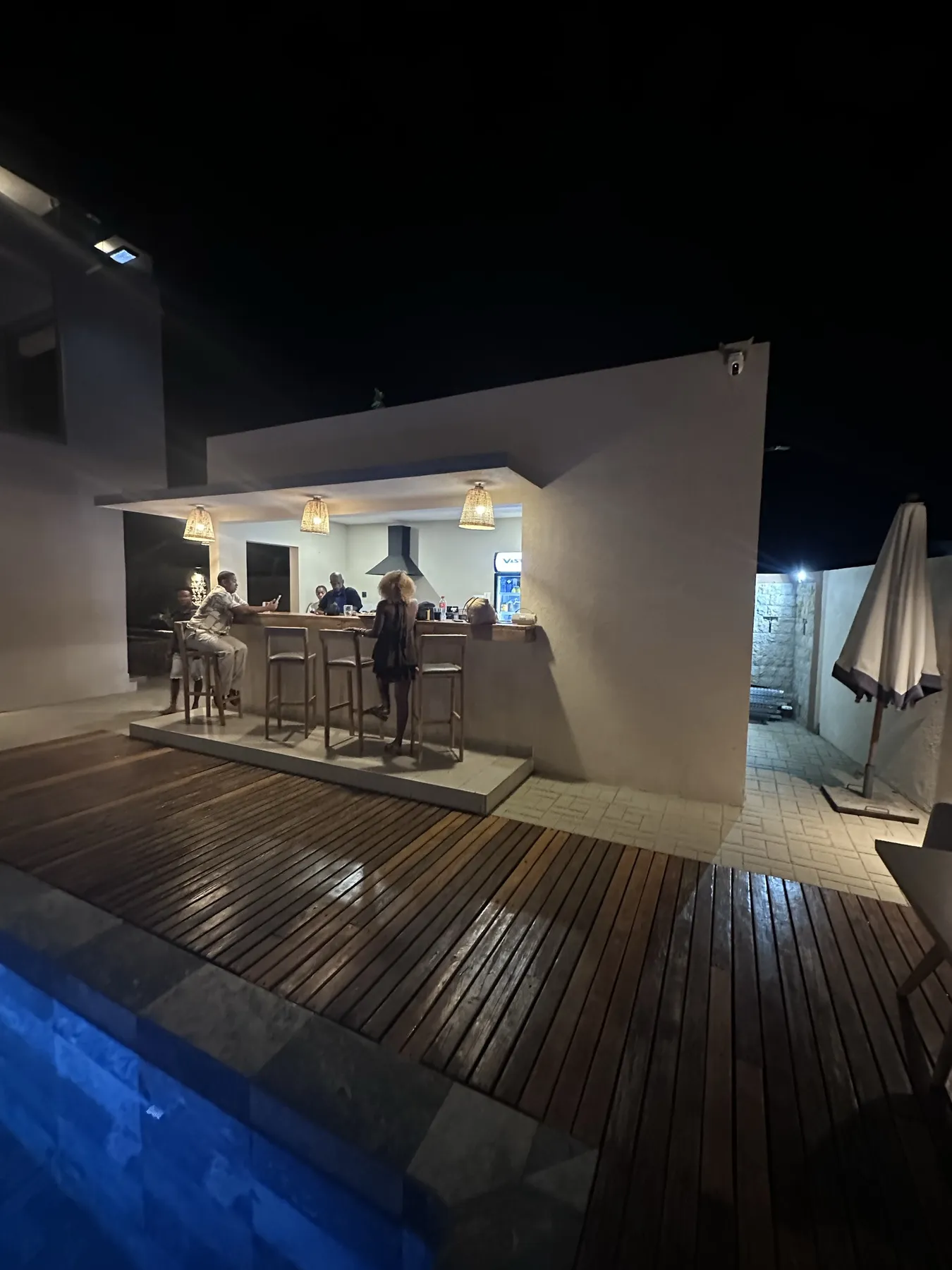 AM Résidence — le bar le soir, face à la piscine