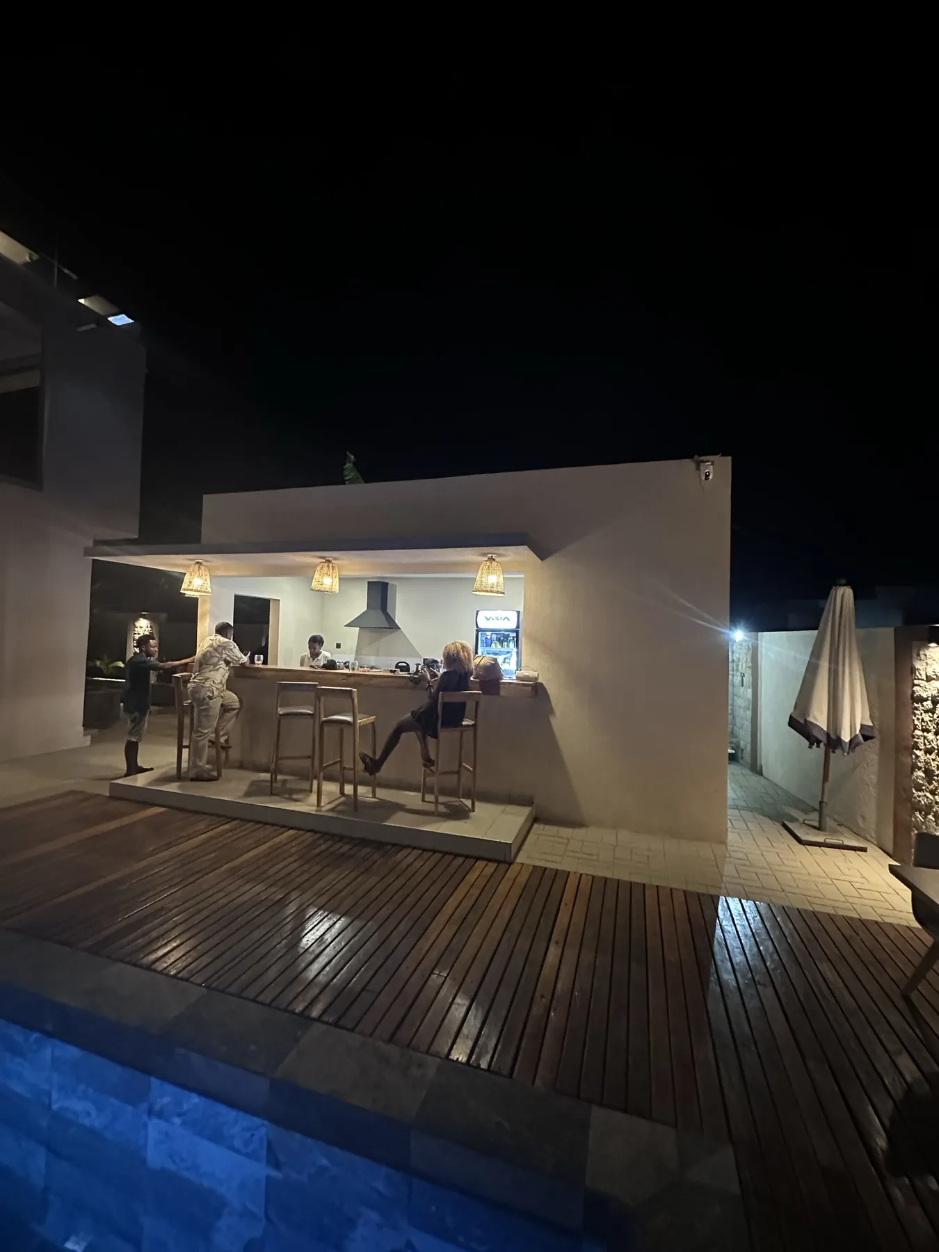 AM Résidence — le bar et la terrasse la nuit