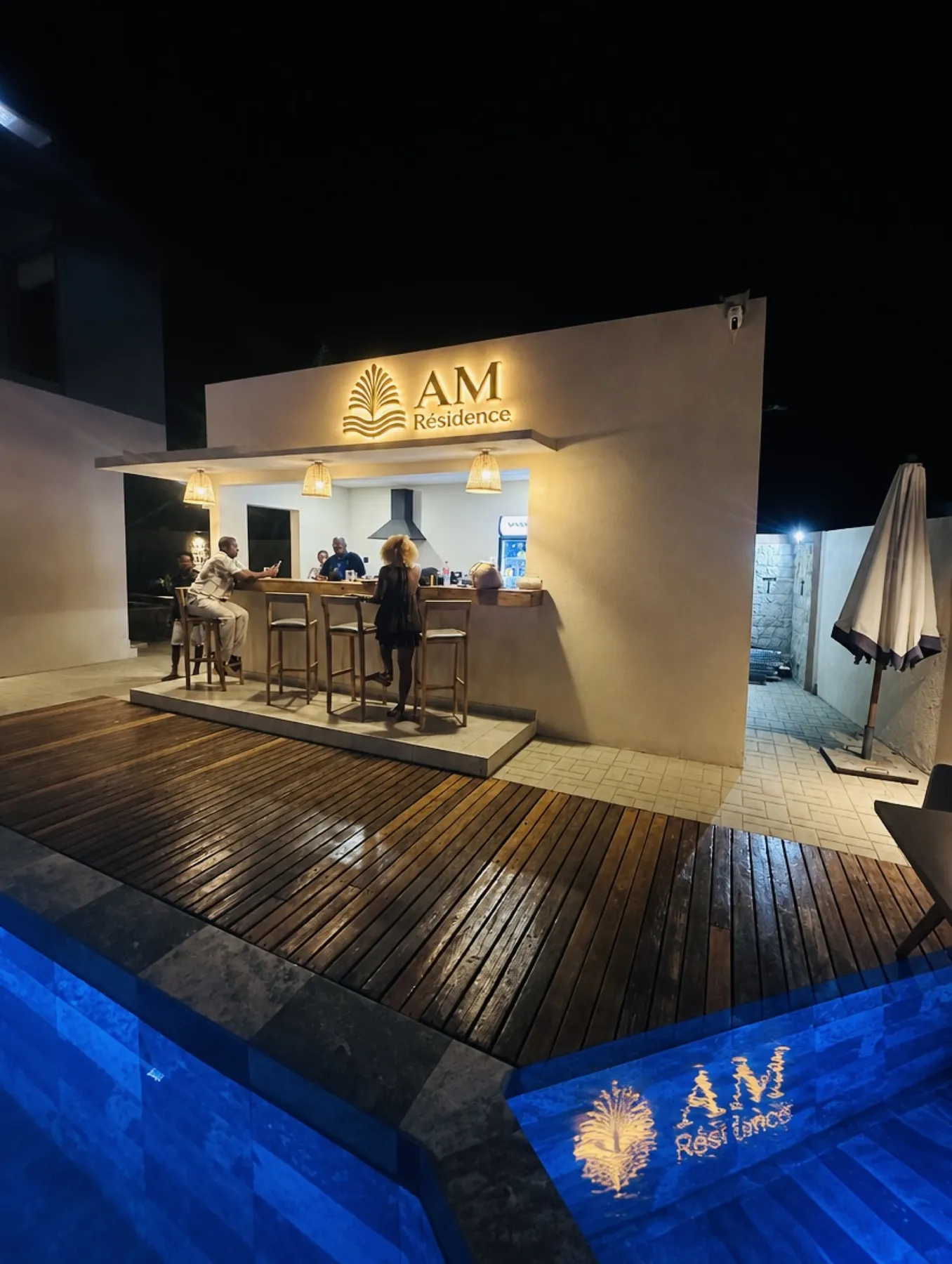 AM Résidence — le bar et son enseigne
