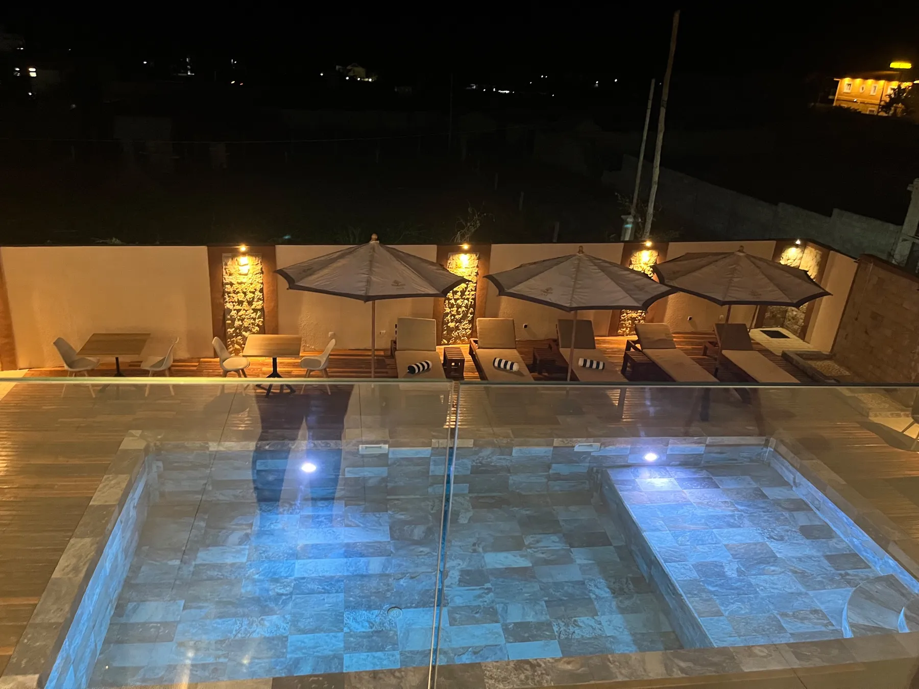 AM Résidence — la terrasse de la piscine le soir