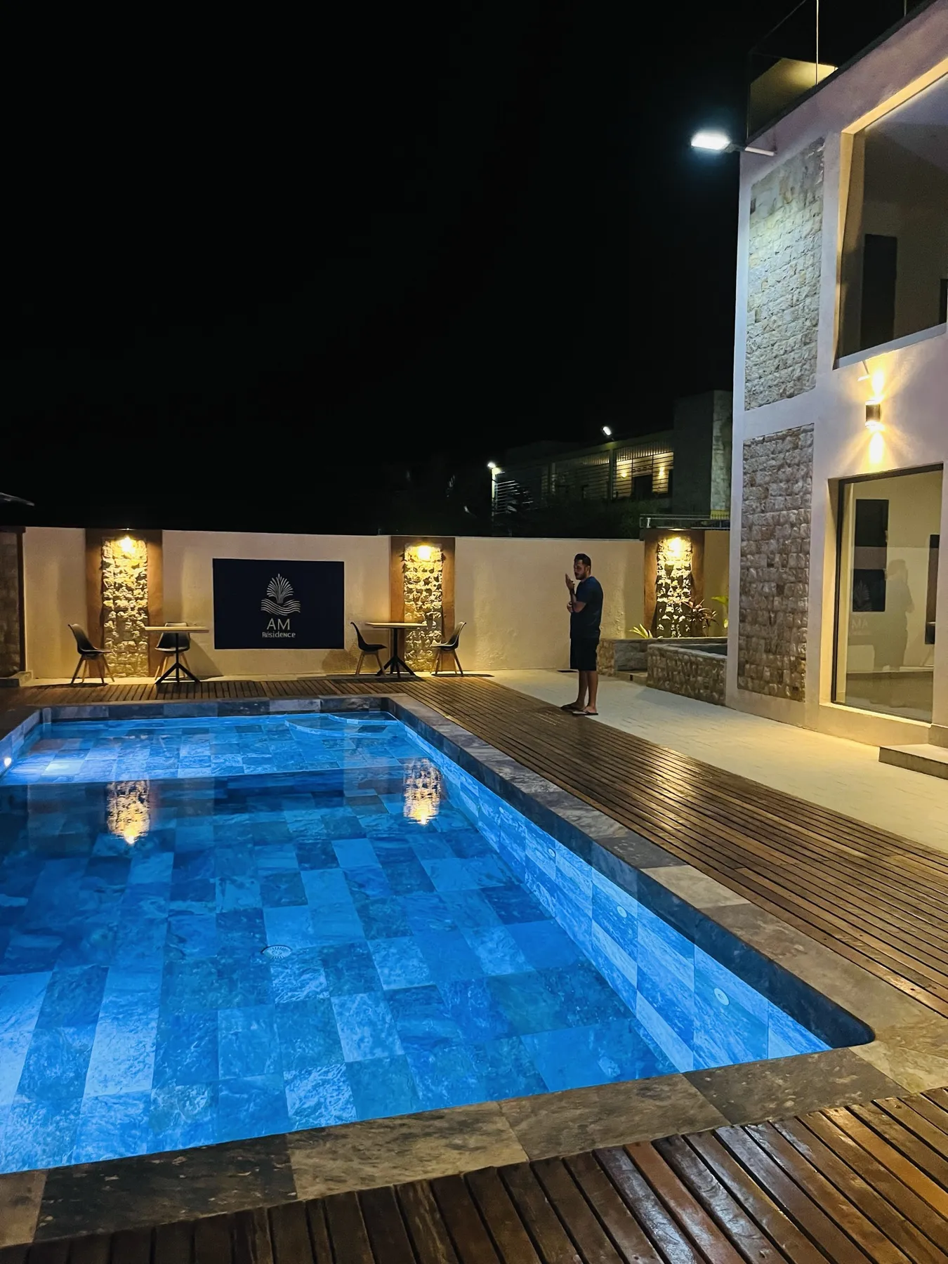 AM Résidence — la piscine et la façade la nuit