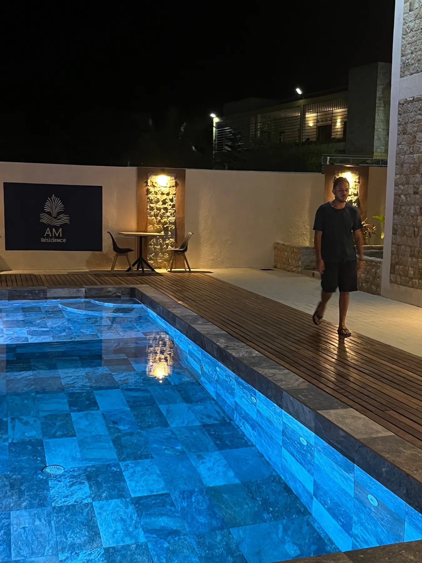 AM Résidence — le bassin illuminé