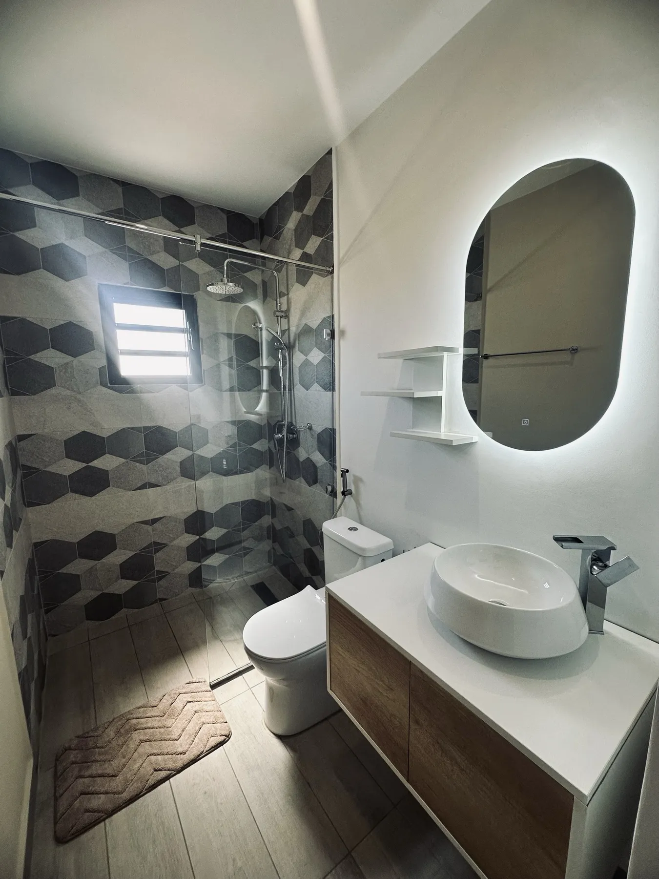 AM Résidence — la salle de bain et son miroir rétroéclairé